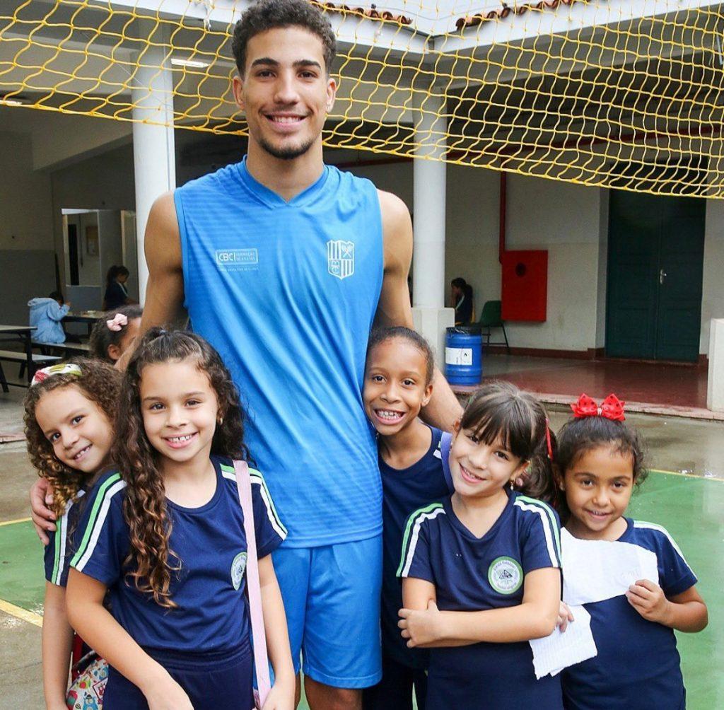 Atleta Guilherme Narciso e alunas da Escola Estadual Pandiá Calógeras